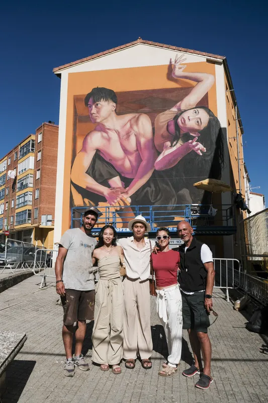 西班牙「朝聖之路舞蹈節」總監艾斯特班納茲（右1）將舞蹈藝術延伸至街頭藝術，邀請壁畫藝術家沙沙（左1），將台灣舞蹈家絲釋民（中）與游馨琁（左2）舞動的「鷹」姿，繪製在古城布爾戈斯市中心一棟民宅上，以巨幅壁畫生動保存來自台灣的舞蹈精神、以及跨越國界的文化連結。 中央社