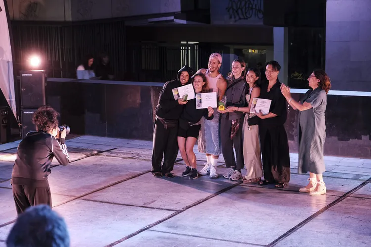 台灣舞蹈家絲釋民（右2）與游馨琁（右3）21日以共創舞作「KOWAW鷹」在西班牙布爾戈斯「朝聖之路舞蹈節」大賽中，與西班牙舞蹈團隊Marcat Dance舞成平手，共享觀眾票選首獎，3組競賽團隊在頒獎典禮合影。 中央社