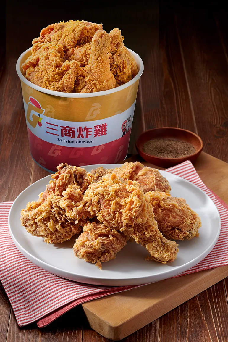 期间外带「5只鸡腿桶」加赠「6块炸鸡桶」。三商炸鸡提供