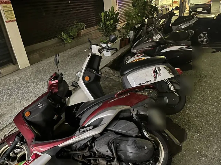 路邊機車被撞得東倒西歪。翻攝畫面