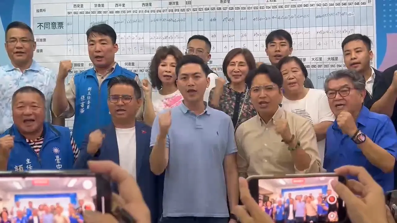 台中3名蓝委黄健豪、廖伟翔、罗廷玮,振臂大喊罢免案未通过。鲜明摄
