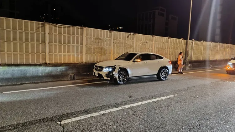 賓士車也遭追撞。警方提供