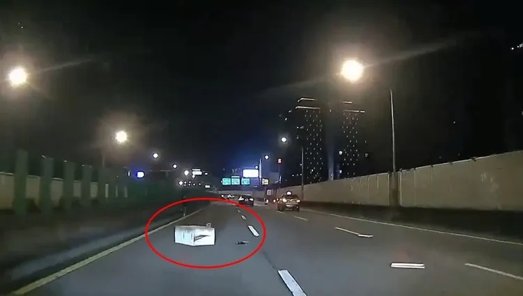 小貨車上掉落塑膠箱子。警方提供