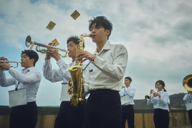 牧森（中）劉育仁（右）低溫大挑戰 深情吹奏西索米。未來進行曲提供