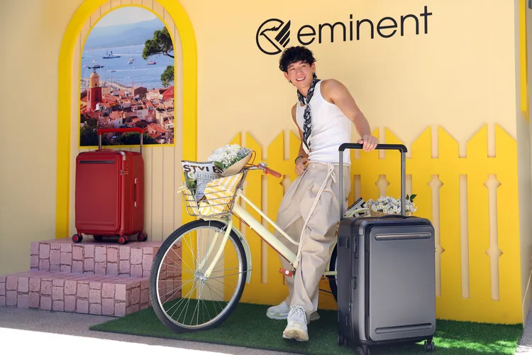 明亮色系的搭配令人沉浸在渡假氛圍之中。品牌提供