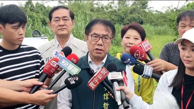 台南市長黃偉哲今天受訪時強調「老天爺難預料」，放假是「料敵從寬」。民眾提供