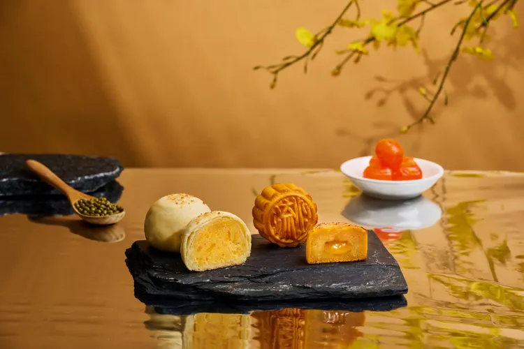 「映月雅集中秋月餅禮盒」「金玉酥」（左）及「奶黃流心」（右）。業者提供