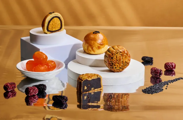 「映月雅集中秋月餅禮盒」「蛋黃酥」（左上）及「棗泥核桃」（右下）。業者提供