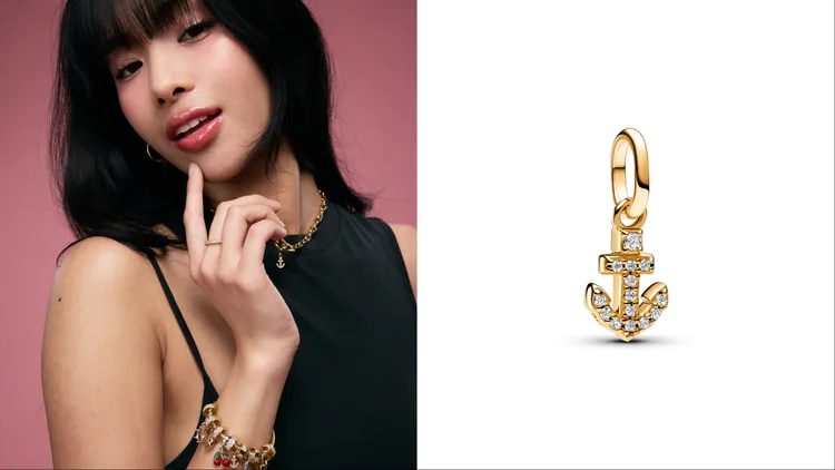 KATSEYE成員Sophia配戴PANDORA船錨迷你吊飾，1580元。品牌提供