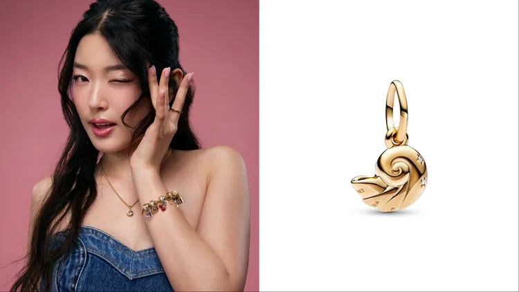 KATSEYE成員Yoonchae配戴PANDORA迪士尼《小美人魚》迷人螺殼造型吊飾，2880元。品牌提供