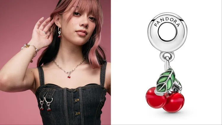 KATSEYE成員Megan配戴PANDORA甜美櫻桃吊飾，2080元。品牌提供