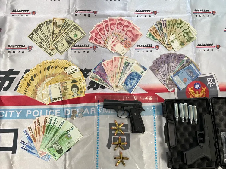 警方查扣嫌犯所持台幣及外幣，改造手髒與子彈等贓證物。翻攝畫面