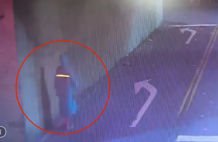 竊嫌穿雨衣走過高速公路下涵洞，準備開車離開。翻攝畫面