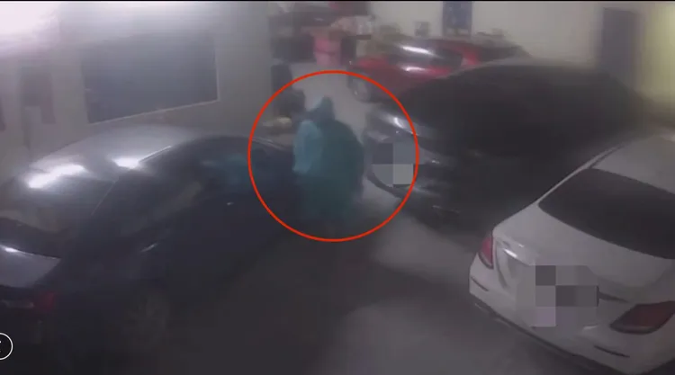 蔡嫌穿雨衣掩飾體型身分，凌晨潛入林口山區好友家中行竊。翻攝畫面