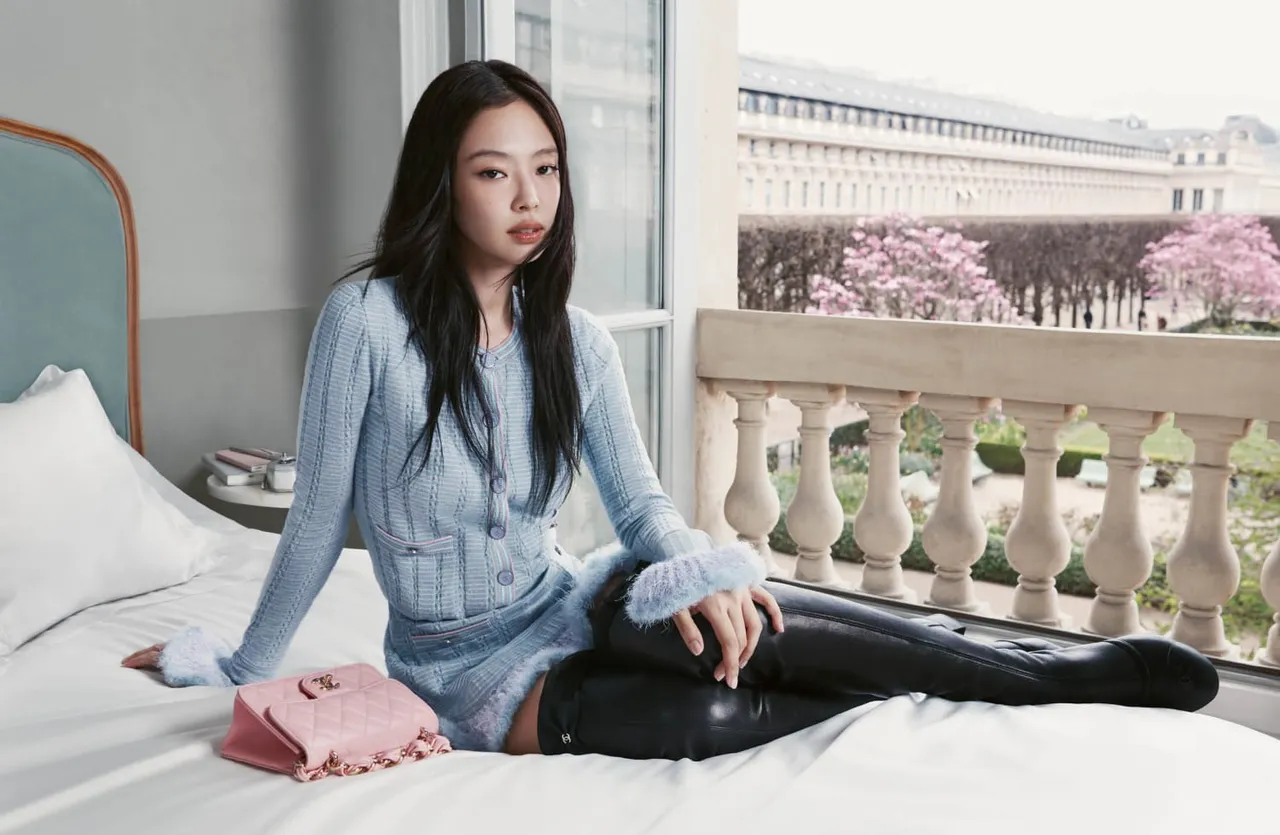 Jennie拍摄香奈儿2025/26秋冬前导系列形象广告。品牌提供