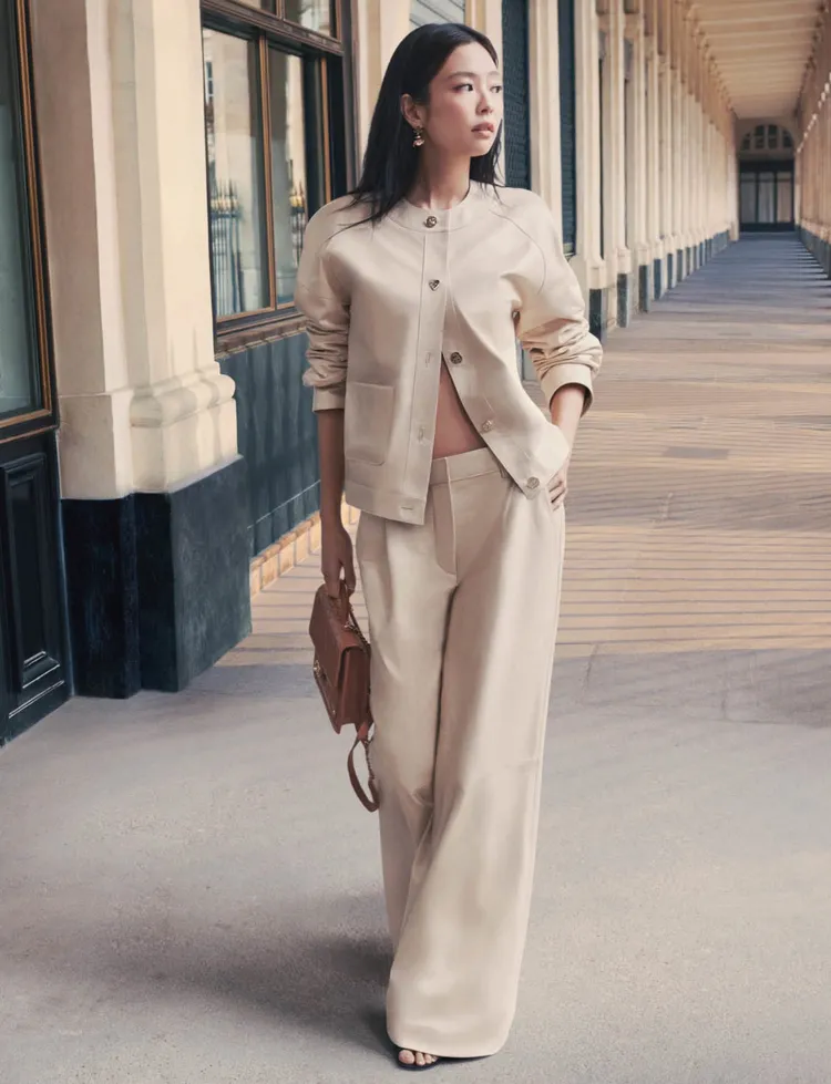 Jennie拍攝香奈兒2025/26秋冬前導系列形象廣告。品牌提供