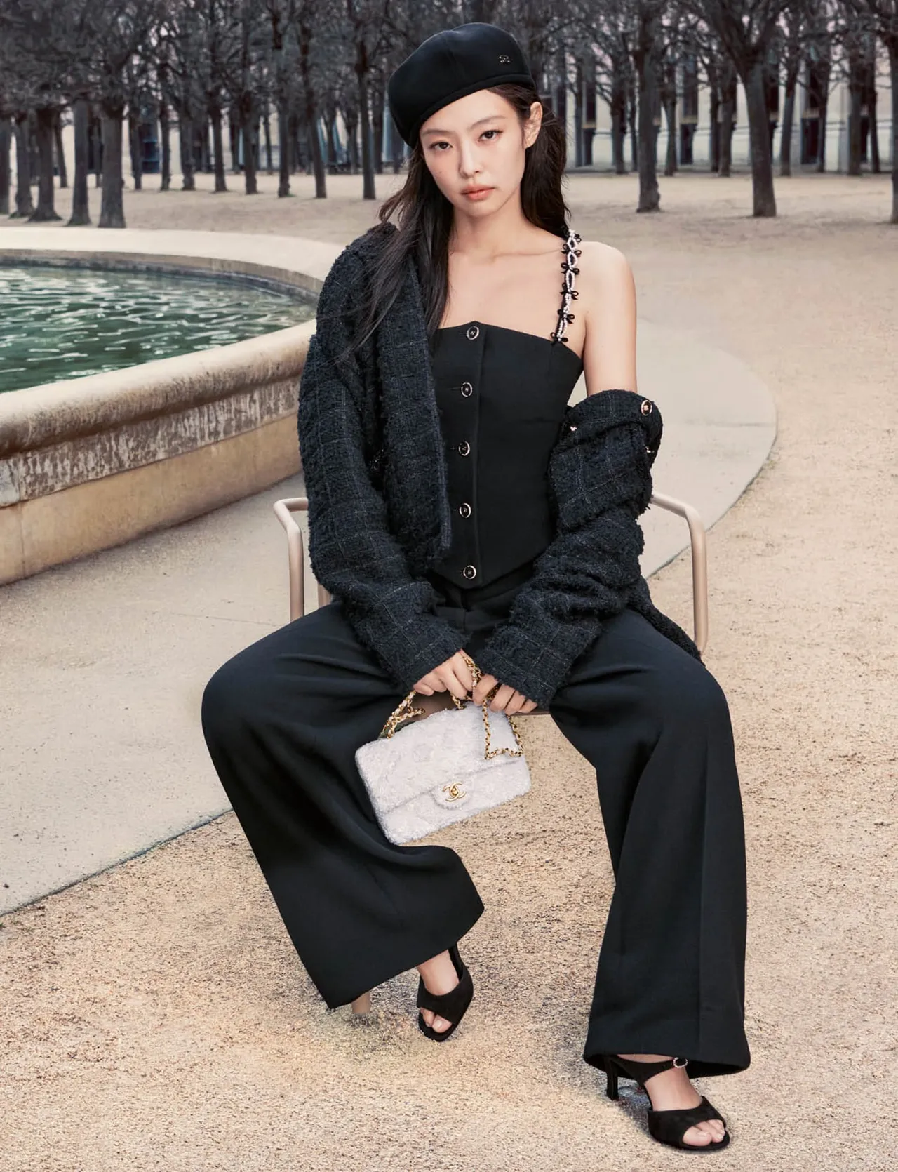Jennie拍摄香奈儿2025/26秋冬前导系列形象广告。品牌提供