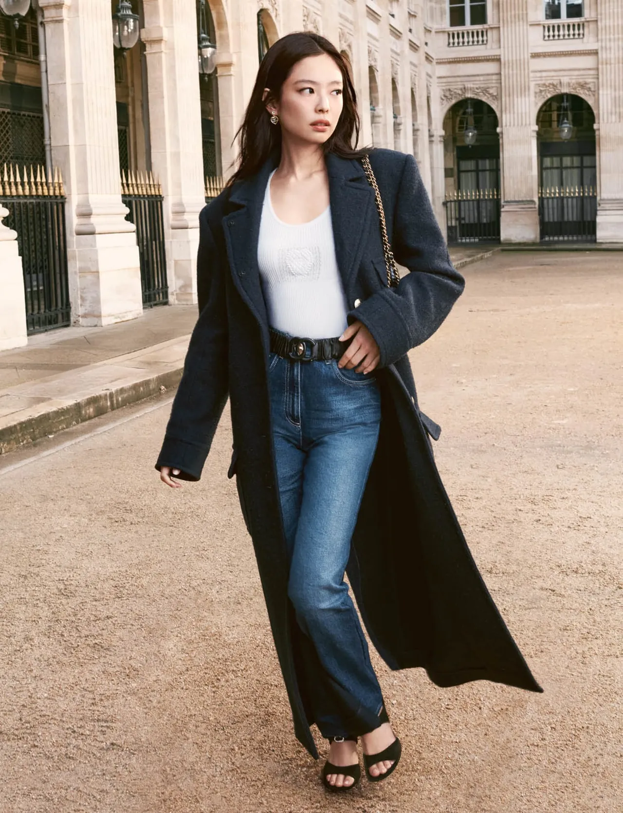 Jennie拍摄香奈儿2025/26秋冬前导系列形象广告。品牌提供
