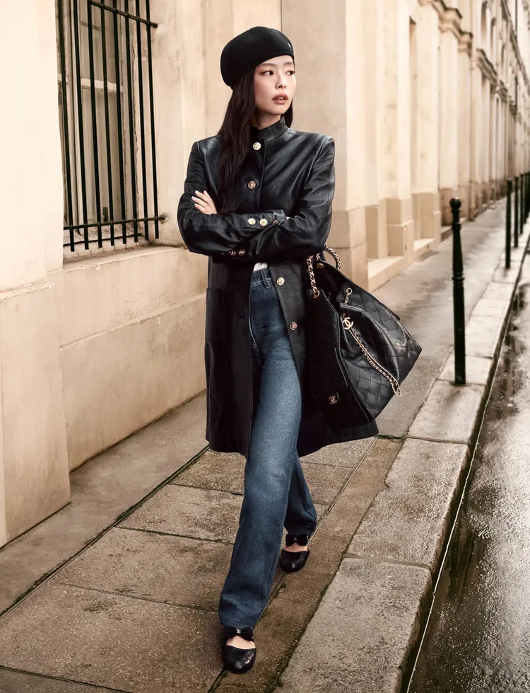 Jennie拍攝香奈兒2025/26秋冬前導系列形象廣告。品牌提供