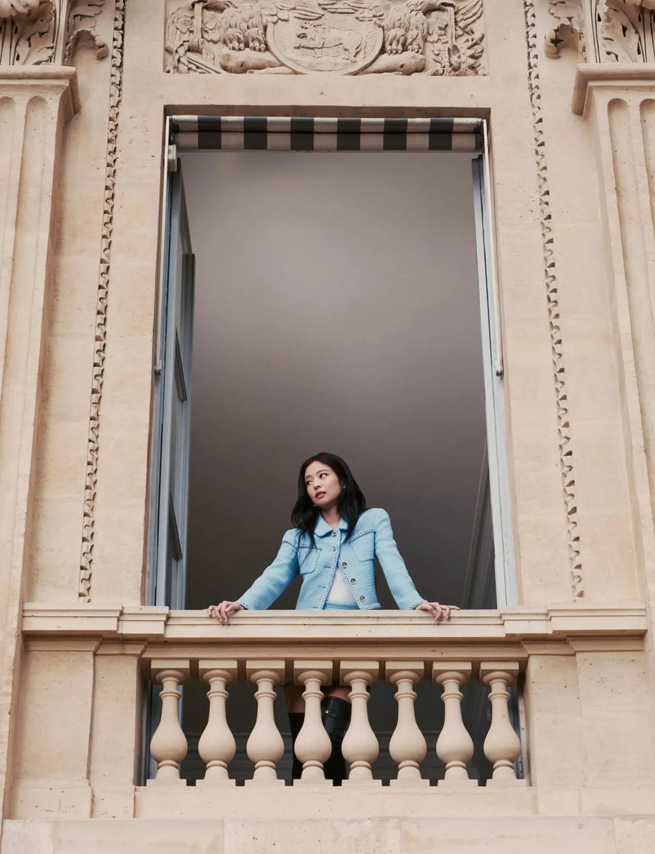 Jennie拍摄香奈儿2025/26秋冬前导系列形象广告。品牌提供