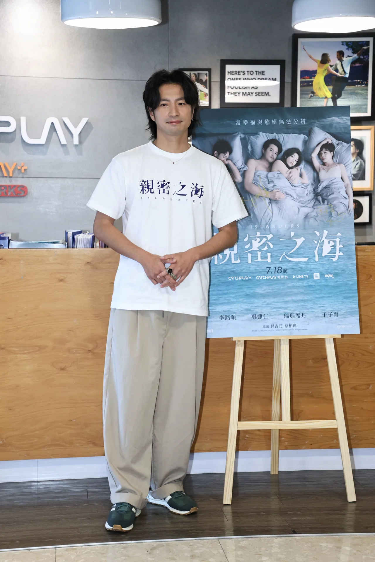 福地戏外也在异乡打拼。摄影中心摄
