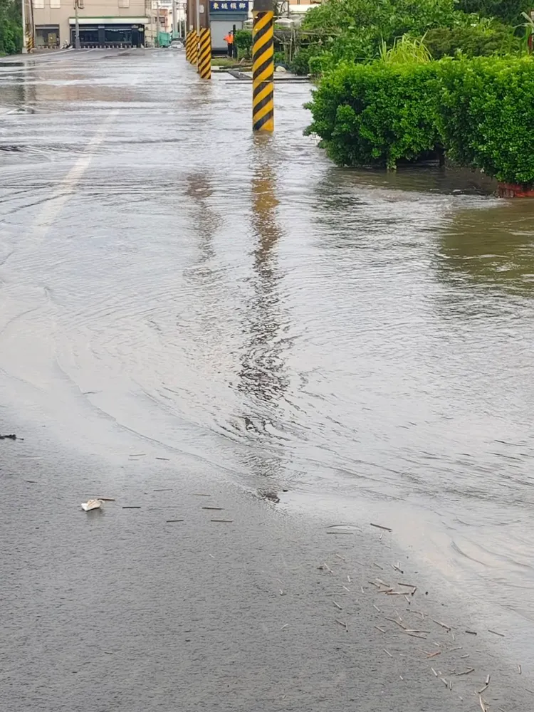 大安區大安港路臨西濱一帶天亮後仍有淹水。翻攝臉書「我愛大甲2」
