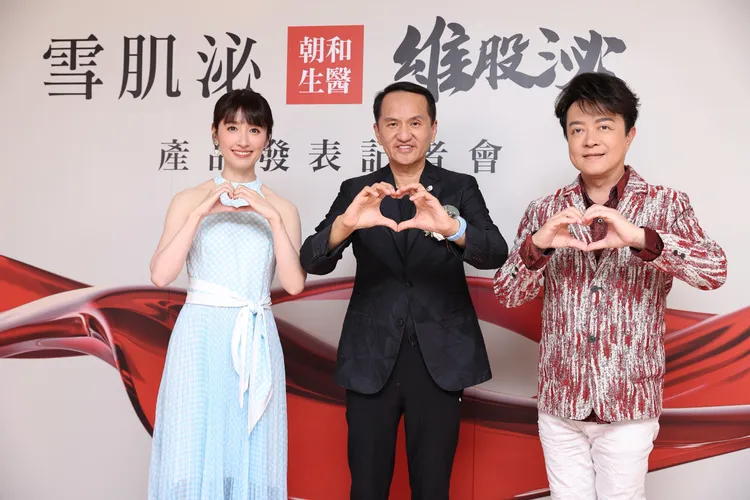 愛爾麗集團董事長常如山投身公益活動與打詐不遺餘力，今開心與正能量女神田中千繪、歌王翁立友合影留念。彭欣偉攝