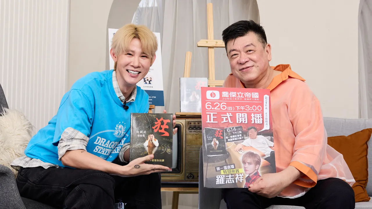 孫德榮(右)對夏和熙分享過去當經紀人的超狂事蹟。CBOOK提供