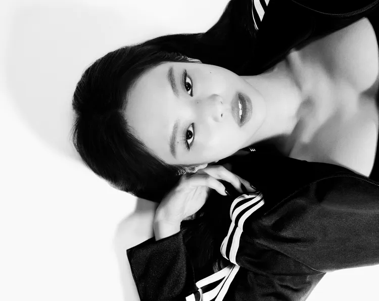 Jennie以自信姿態詮釋自己身為「Original Icon」的魅力。品牌提供