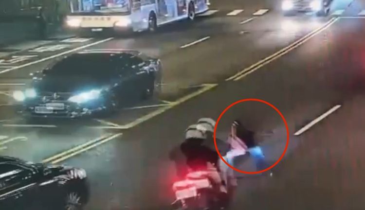 新店行人違規穿越馬路送貨　躲過轎車卻閃不過機車！遭撞飛一瞬間畫面曝