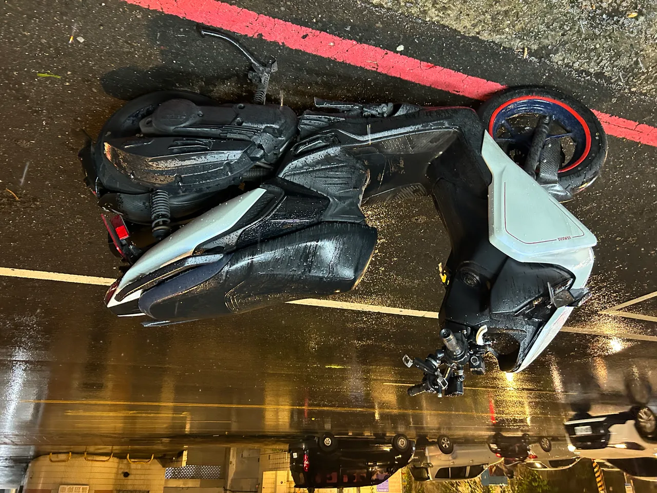 準備返家的騎士看見路中間有行人已經煞車不及,整個撞上導致行人受傷送醫。翻攝畫面