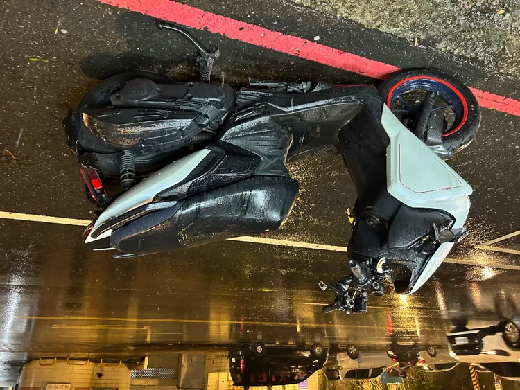 準備返家的騎士看見路中間有行人已經煞車不及，整個撞上導致行人受傷送醫。翻攝畫面