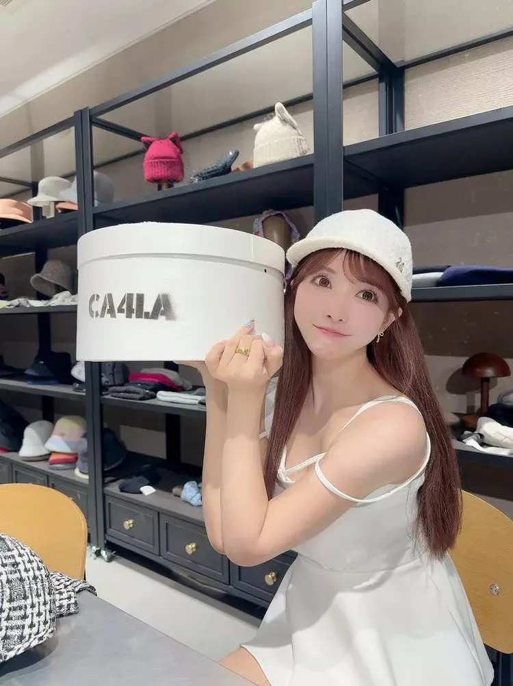 三上悠亞去年和帽子品牌合作也引發炎上。翻攝三上悠亞X