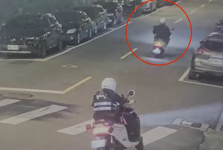 河南騎車搖搖晃晃，巡邏警員發現有異，立即轉頭追上前攔查。翻攝畫面