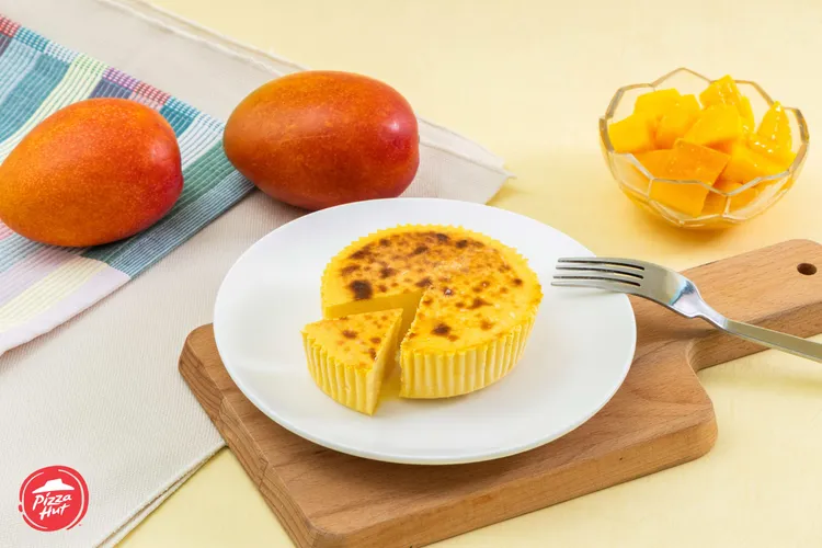 「芒果楊枝甘露巴斯克蛋糕」經高溫烘烤出焦糖般的微苦外皮，內層融合芒果果泥與奶香。必勝客提供