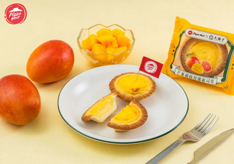 「芒果楊枝甘露起司塔」將香甜芒果果泥融合法國鐵塔牌奶油乳酪，吃得到西米露與柚子絲等內餡。必勝客提供