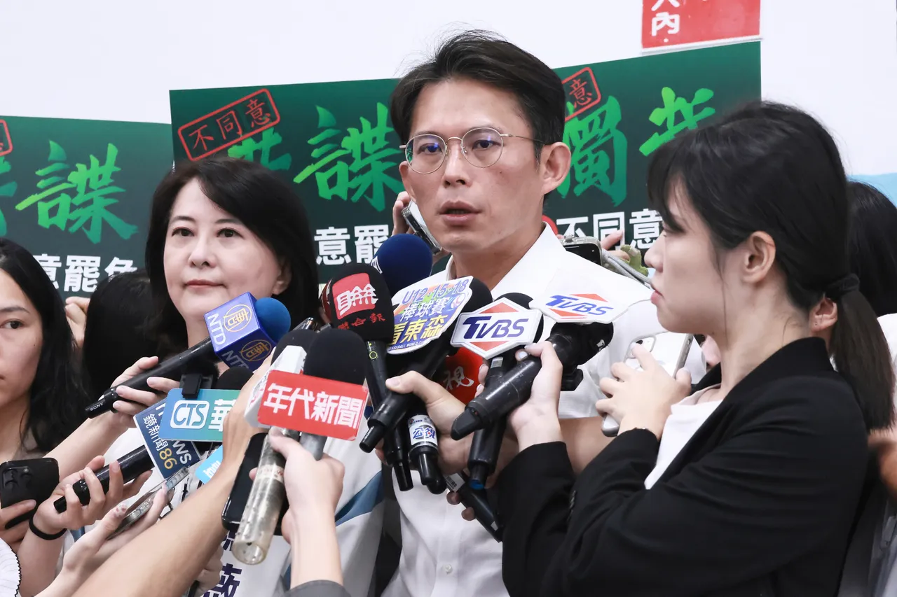 王鸿薇反罢免后援会成立,民众党主席黄国昌现身。彭欣伟摄
