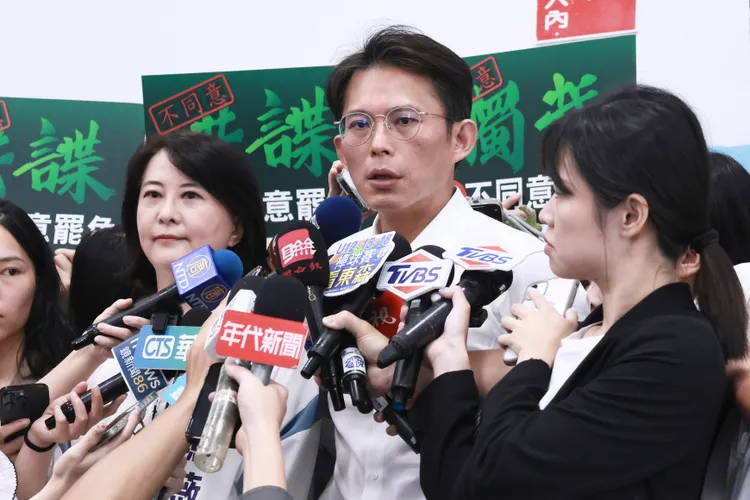 王鴻薇反罷免後援會成立，民眾黨主席黃國昌現身。彭欣偉攝