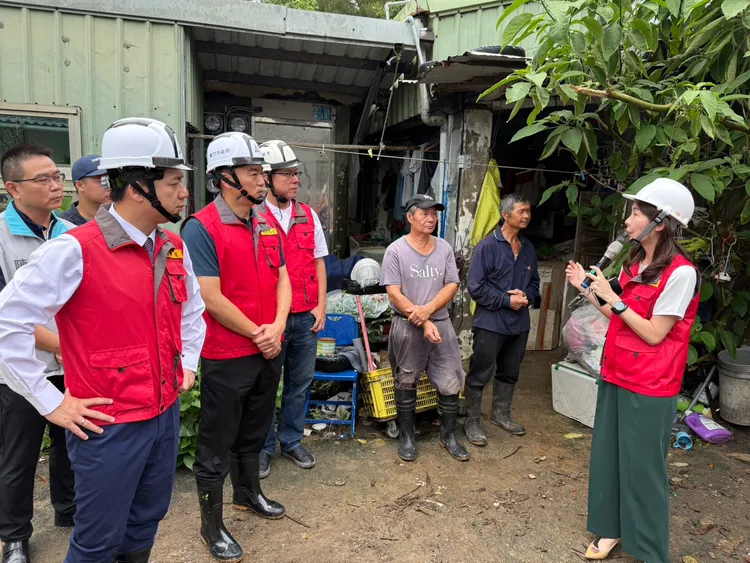 邱臣遠率隊勘災。新竹市府提供