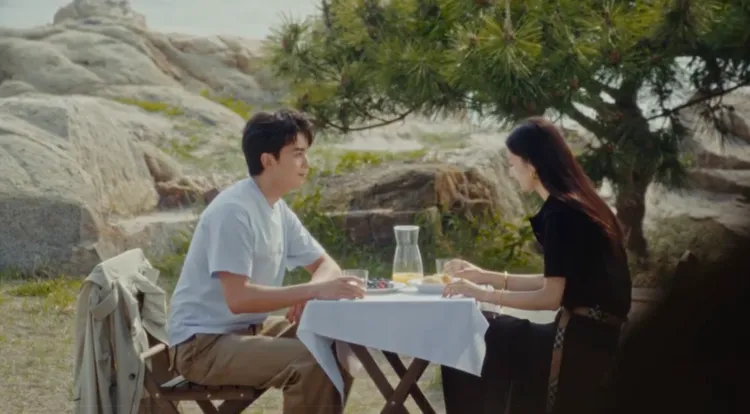 吳磊（左）與BURBERRY女孩展開海邊約會。品牌提供