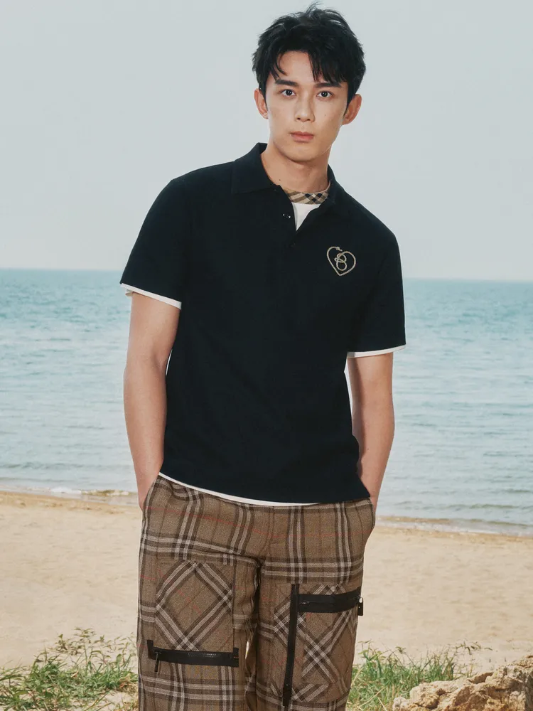 吳磊演穿著的深藍色Polo衫，將品牌標誌性字母「B」，以繩結元素纏繞出心形圖案。品牌提供