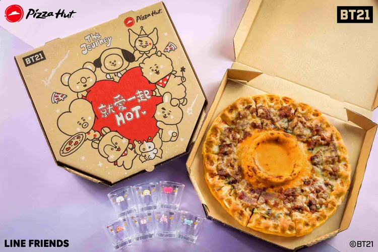 7款「BT21星空一口杯」可搭配「韓風醬烤雪花牛比薩」加購獲得。必勝客提供