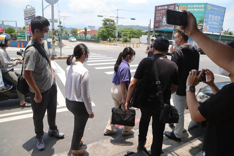 國民黨南投縣黨部總幹事葛典育被調查員帶回。民眾提供