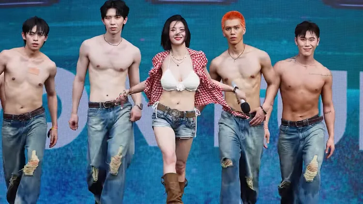 權恩妃瀟灑解扣露出美胸。翻攝販賣果雷小紅書