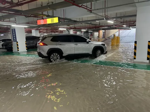 台中人崩潰!暴雨兇猛十幾年沒見過 粉專:雨停日子還很遠
