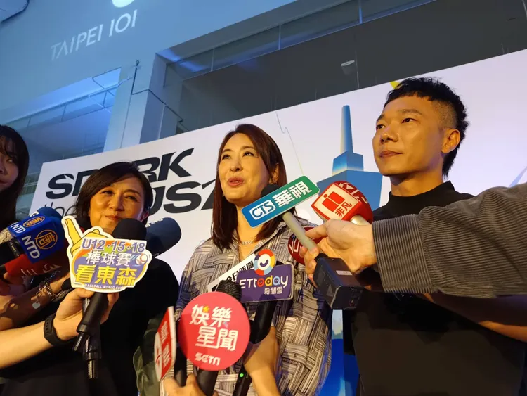 台北101董事長賈永婕（圖中）、北流董事長黃韻玲(圖左)、金獎配樂家盧律銘(圖右)，在起跑記者會後受訪。許麗珍攝