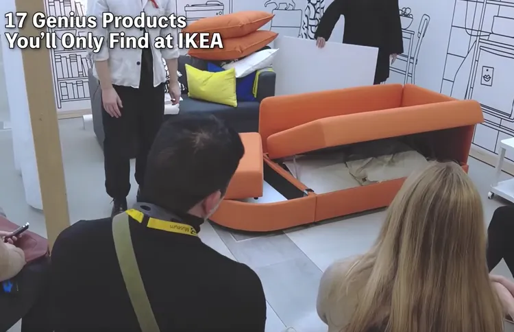 對收納空間不足的房屋，沙發其中一角可以轉換位置，又可以當桌子，沙發掀開來還能收納。SANU Loves IKEA 