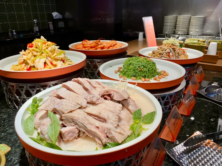 「快意町」餐區聚焦亞洲料理，將台灣街邊小吃鵝肉攤融入Buffet餐檯等。莊偉祺攝