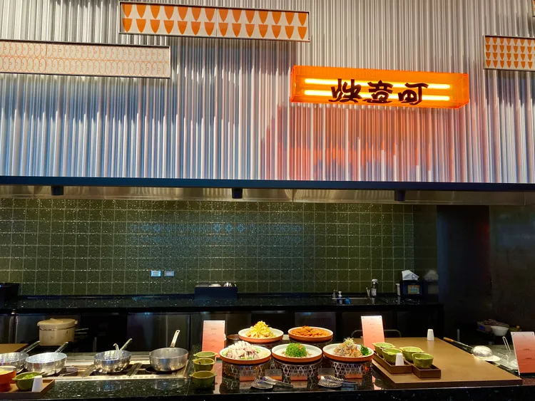 「URBAN PARADISE」規劃9大餐區，如「快意町」將台灣小吃鵝肉攤融入Buffet餐檯。莊偉祺攝