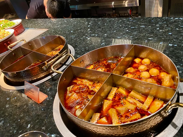 URBAN PARADISE餐區可吃到大鍋麻辣燙。莊偉祺攝